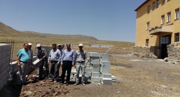 Taşharman Ortaokulu’nun Çevresine İhata Duvarı