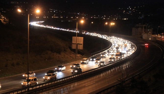 Tatilcilerin Dönüş Çilesi Devam Ediyor
