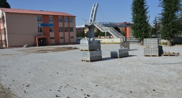 Tatvan Belediyesi Okul Bahçelerine Parke Taşı Döşüyor