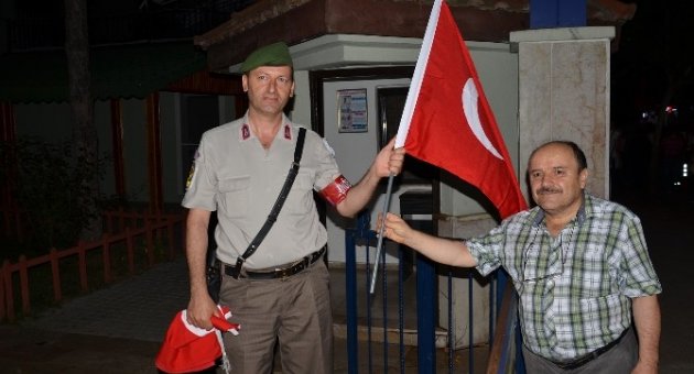 Terör Olaylarını Protesto Eden Vatandaşlar Jandarma Komutanlığına Yürüdü