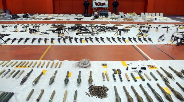 Terör örgütü mühimmatları spor salonunda sergilendi