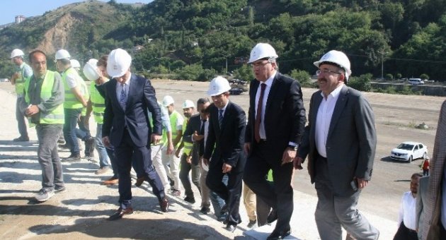 TOKİ Başkanı Turan, Akyazı Spor Kompleksinde İncelemelerde Bulundu