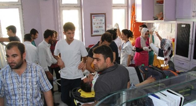 Traktörle Tır Çarpıştı: 4 Yaralı