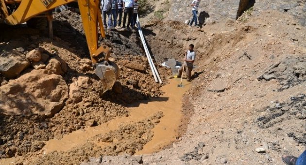 Tunceli-erzincan Karayolunda Patlatılan Bomba Yolda Hasara Neden Oldu