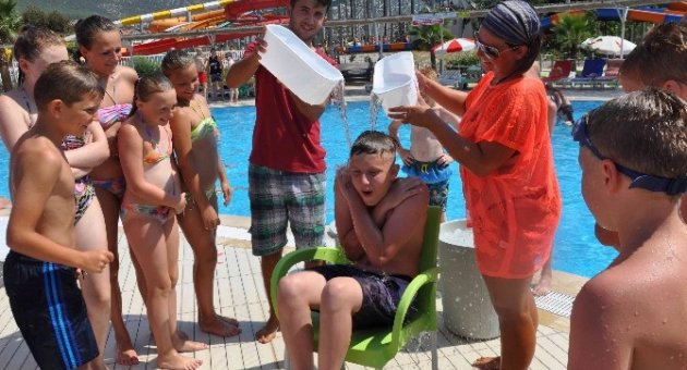 Turistler Buzlu Suyla Hem Serinliyor Hem De Eğleniyor