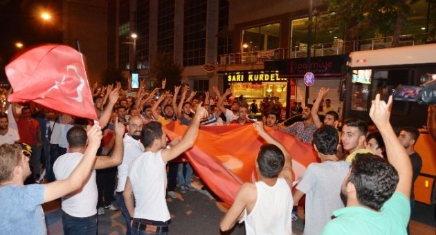 Ülkücü Grup, HDP Binasına Türk Bayrağı Astı