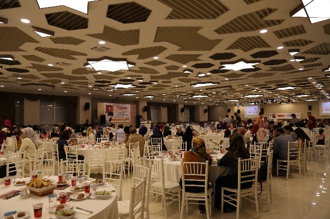 Üniversite Sınavına Giren Gençlere Üsküdar Belediyesinden Yemekli Buluşma