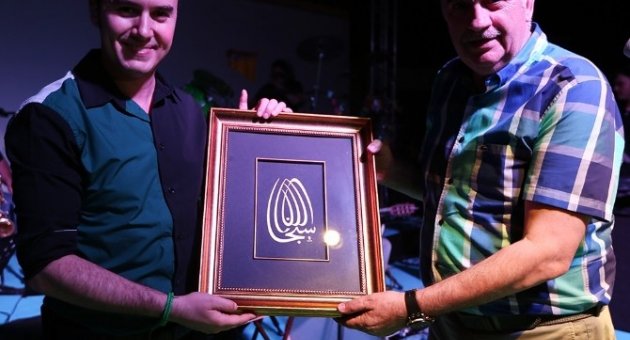 Ünlü Sanatçı Ceceli, Konserde İlahi Söyledi