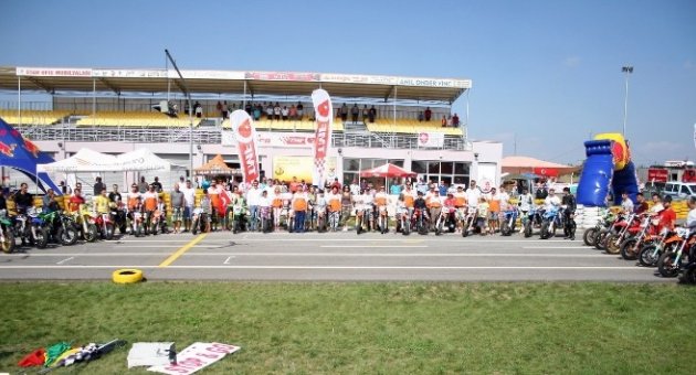 Uşak’ta Hafta Sonu Süpermoto Heyecanı Yaşandı