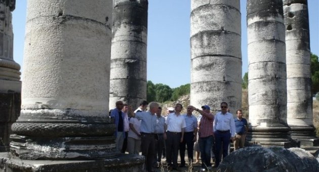 Vali Bektaş, Sardes Antik Kenti’ndeki Kazı Çalışmalarını İnceledi