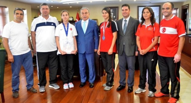 Vali Büyük Muay Thai Ailesini Kabul Etti