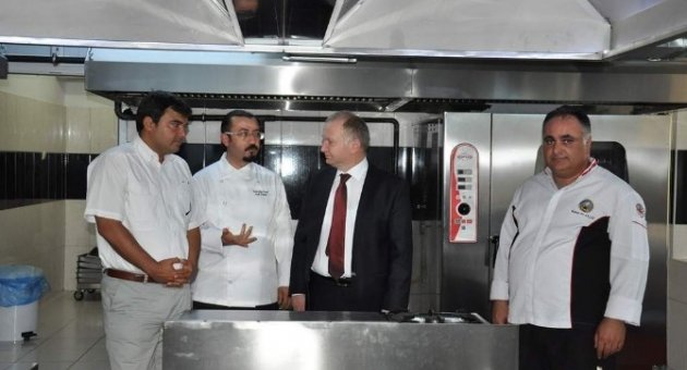 Vali Ceylan Osbar Eğitim Mutfağını Ziyaret Etti