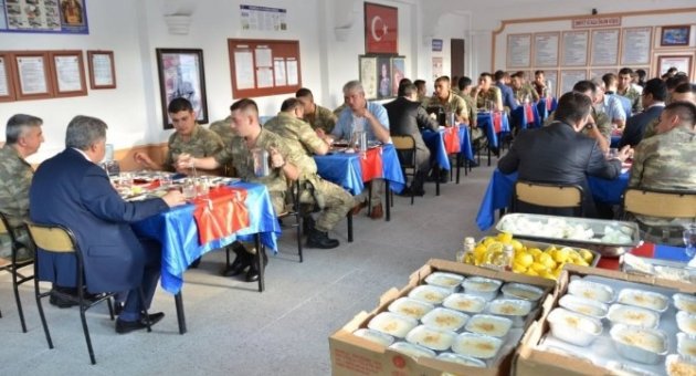 Vali Kahraman Askerlerle Karavana Yemeği Yedi
