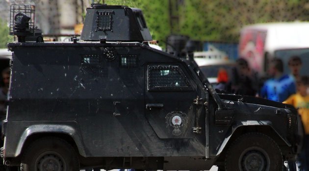 Van'da zırhlı polis aracına bombalı tuzak ucuz atlatıldı