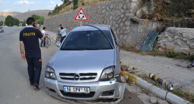 Virajda Hızını Alamayan Otomobil Takla Attı