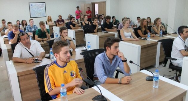 Yabancı Öğrenciler Niğde’nin Meydanında Çevre Gösterisi Sundu