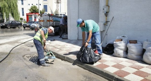 Yağışların Oluşturduğu Çamur Ve Kum Temizlendi