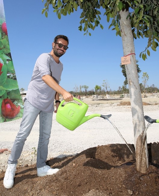 Yalın, EXPO 2016’ya ‘Kauçuk’ Ağacı Dikti