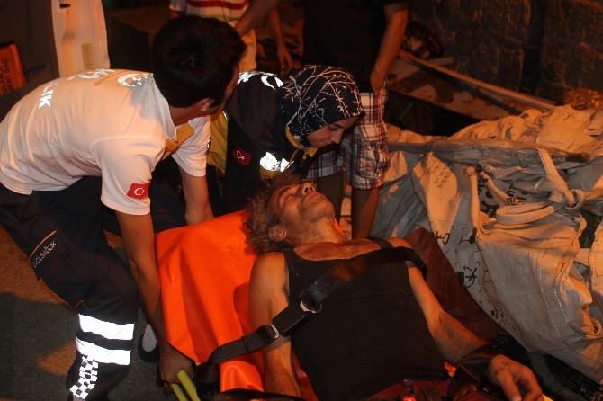 Yerde Hareketsiz Yatınca Polis Ve Sağlık Ekipleri Harekete Geçti