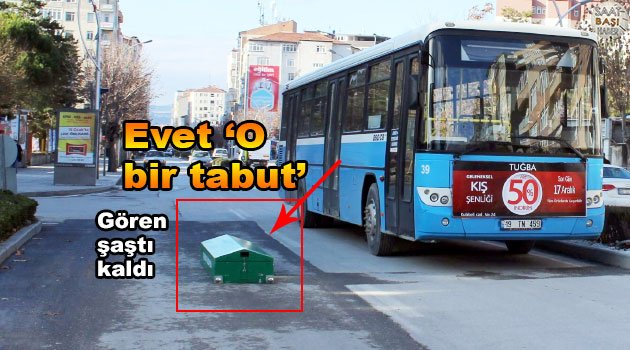 Yol ortasında tabut gören herkes şaşkına döndü