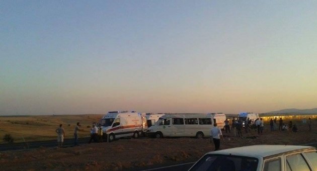 Yolcu Minibüsü Yan Yattı: 13 Yaralı