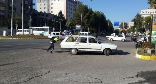 Yolda Kalan Sürücüye Trafik Polisi Yardım Etti