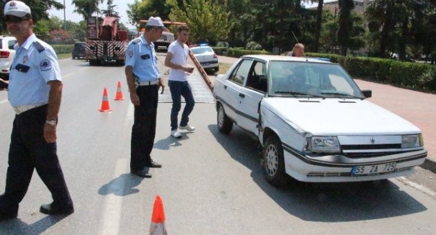 Yoldan Çıkan Otomobil Direğe Çarptı
