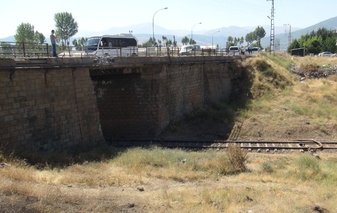 Zırhlı Araca Yapılan Roketatarlı Saldırı Evlere Ve Araçlara Zarar Verdi