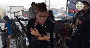 İrem Dereci yaz günü soğuktan titreyerek konser verdi
